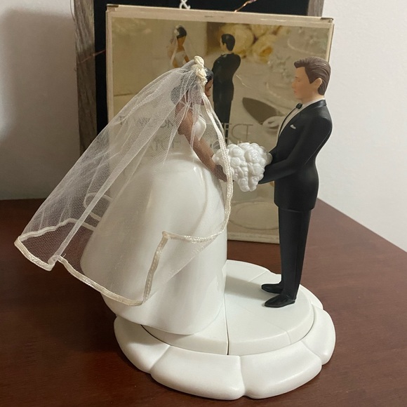 🆕 NIB CAKE TOPPER BRIDE & GROOM W/ FLOWERS & BASE - Picture 1 of 6